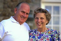 Fotografía de una pareja de ancianos sonriendo