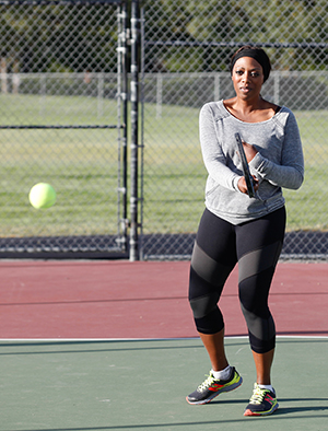 Mujer jugando al tenis